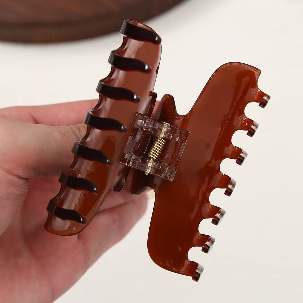 Liwu Custom Acetate Hair Claw Korean Style Large Size Gold Letters and Geometric Shape Hair Clips Simple Design for Daily Use