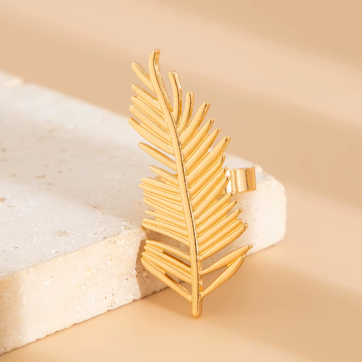 Designer Geometric Fan-Shaped Feather Metal Big Ring for Women Trendy Lady Party Imitated Pearl Finger Ring Fashion Jewelry Gift