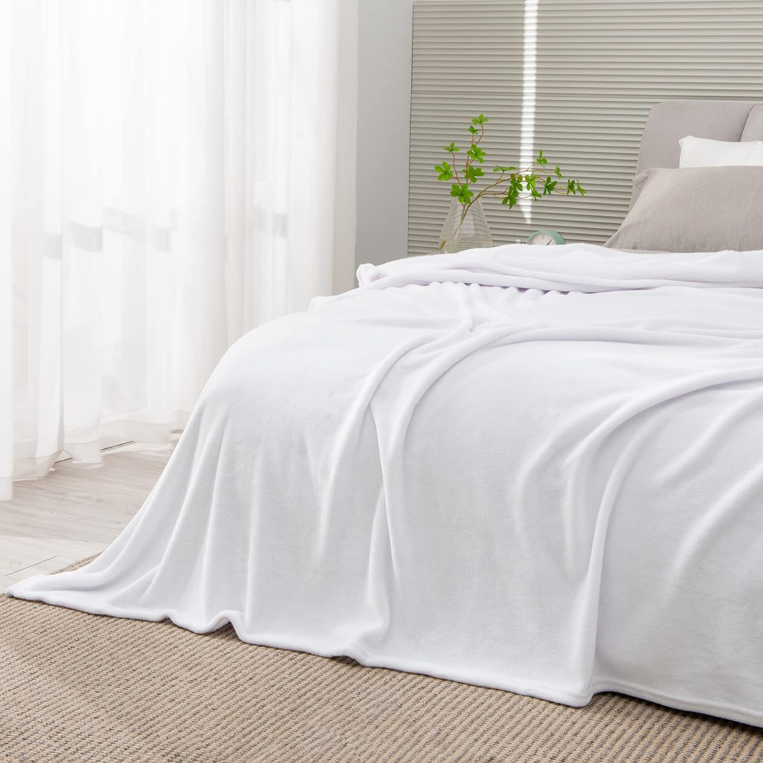 BEDELITE Fleece Blankets Queen Size White Throw Blankets for Bed, Luxury Plush Cozy Fuzzy Blanket 90X90 Inches, Super Soft Warm Lightweight Throw Blanket All Seasons Suitable