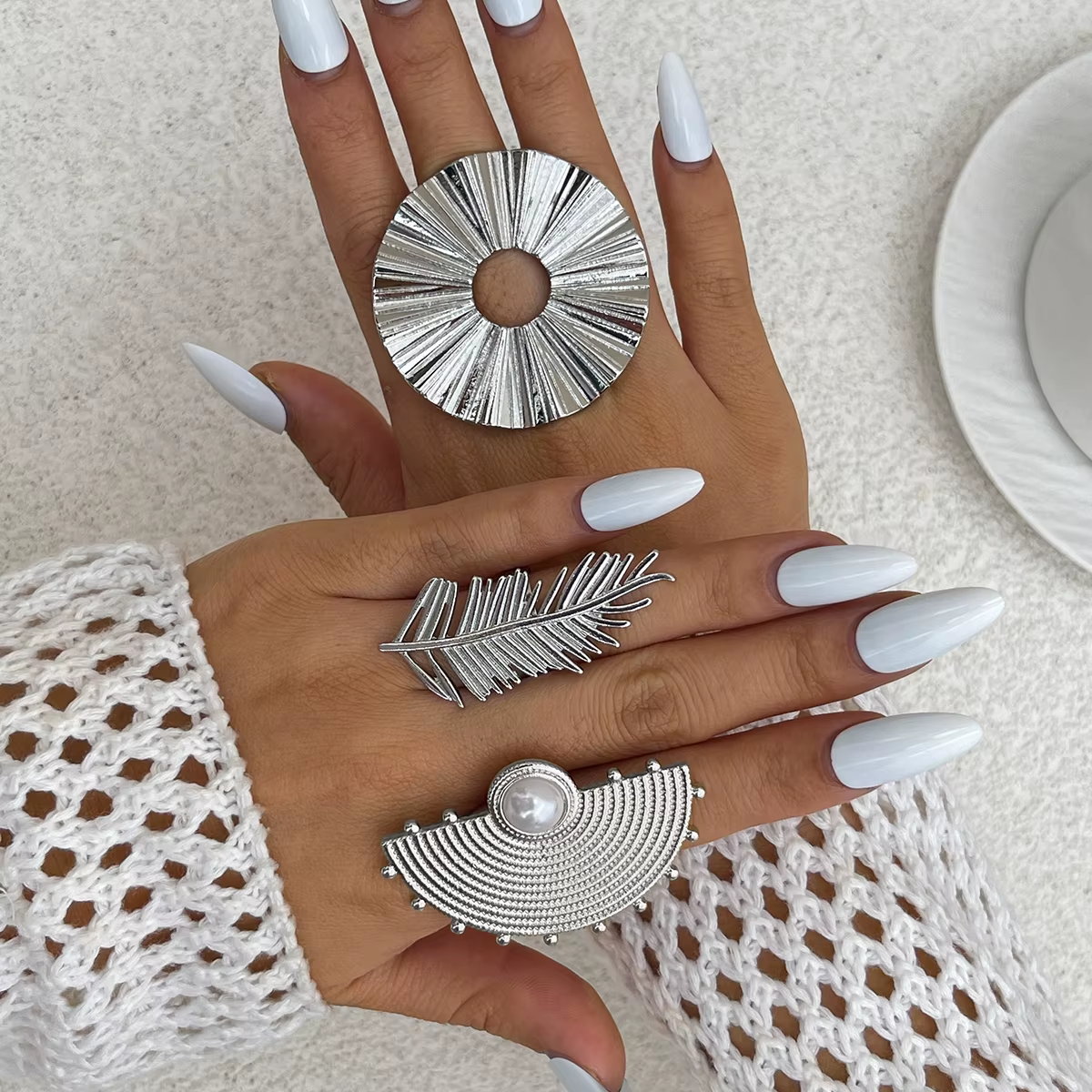 Designer Geometric Fan-Shaped Feather Metal Big Ring for Women Trendy Lady Party Imitated Pearl Finger Ring Fashion Jewelry Gift