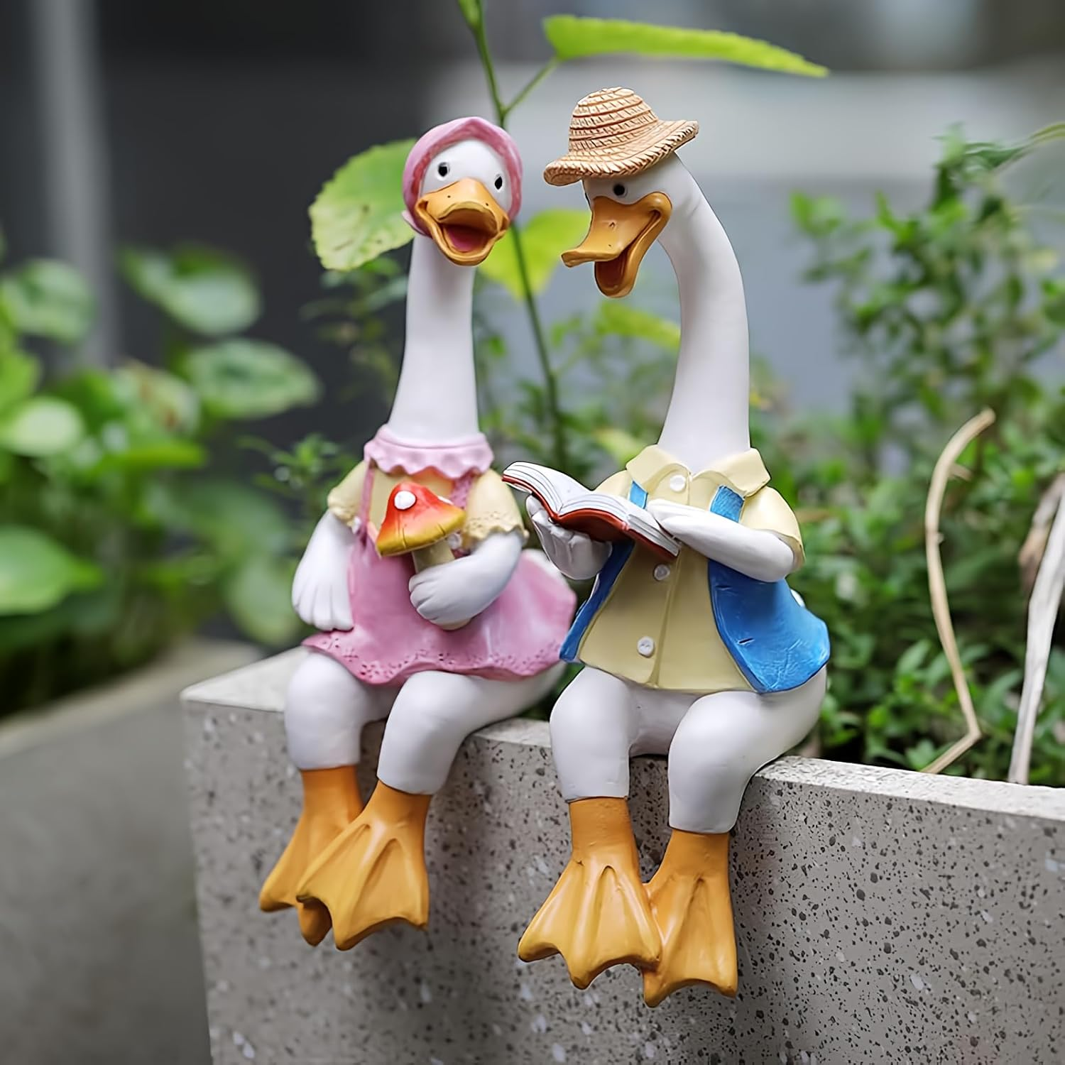 2 Pcs Sitting Couple Duck Garden Statues Outdoor Fence Decor Cute Resin Ducks Figurine Funny Goose Lovers Sculpture for Home Office Patio Lawn Yard Ornaments