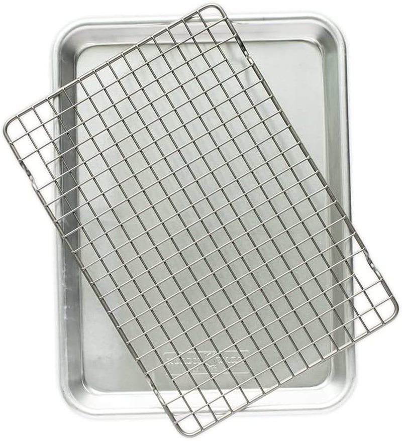 Naturals® Quarter Sheet with Oven-Safe Nonstick Grid