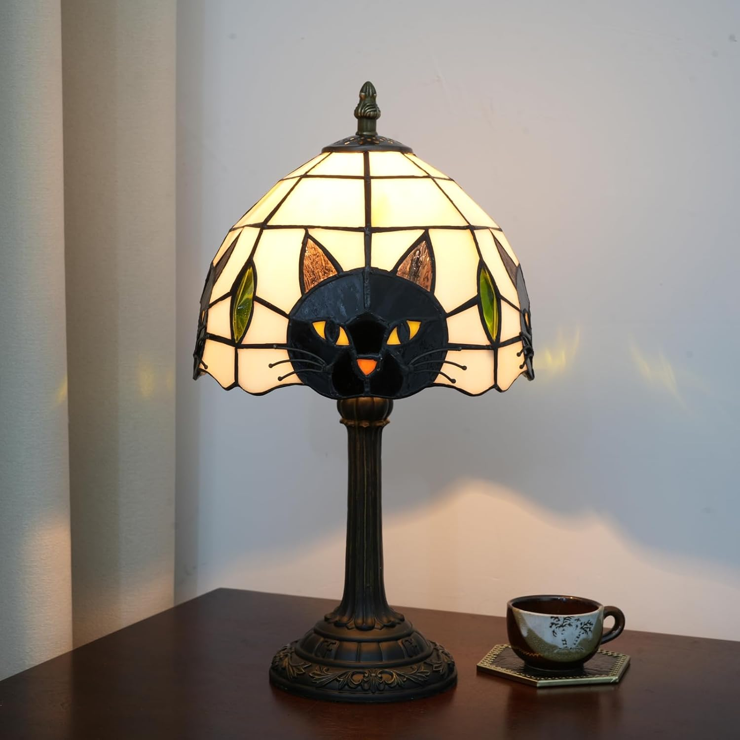 Tiffany Style Black Cat Stained Glass Table Lamp Cute Small Quirky Table Lamp Bedroom Bedside Lamp Living Room Dining Room Office Decoration Desk Lamp Home Decoration Creative Gift Scene Props