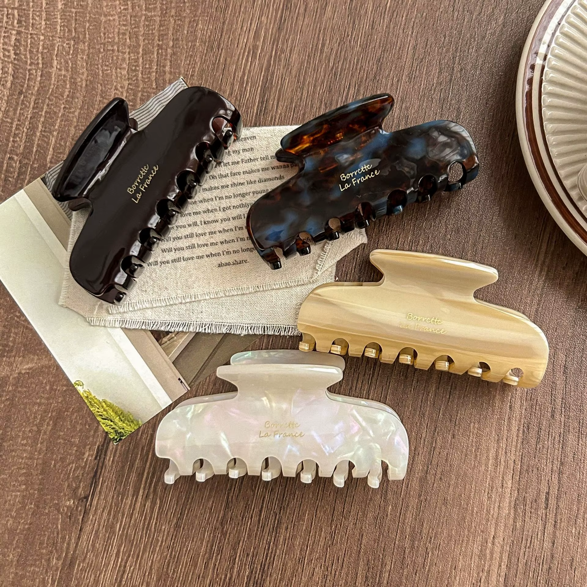 Liwu Custom Acetate Hair Claw Korean Style Large Size Gold Letters and Geometric Shape Hair Clips Simple Design for Daily Use