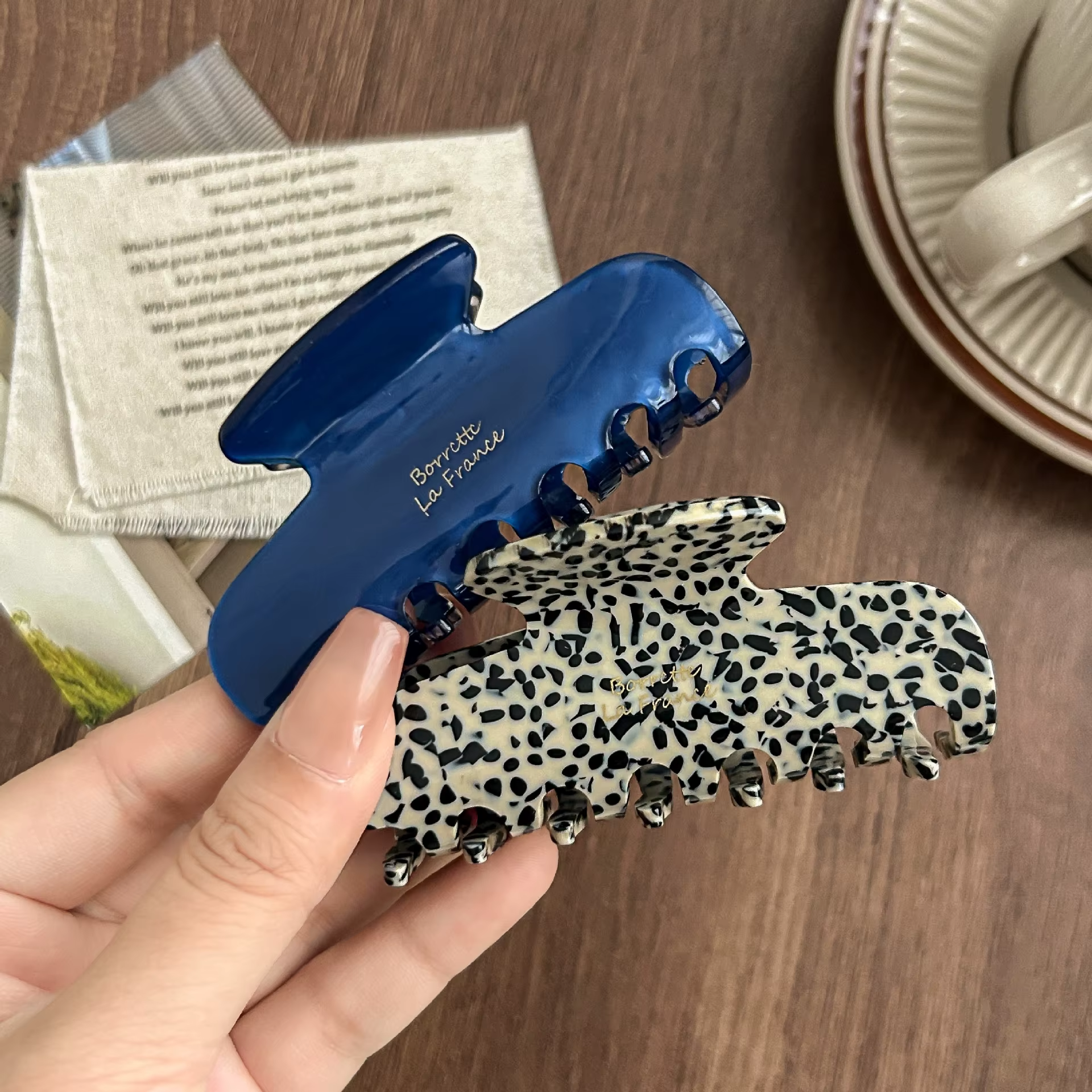 Liwu Custom Acetate Hair Claw Korean Style Large Size Gold Letters and Geometric Shape Hair Clips Simple Design for Daily Use