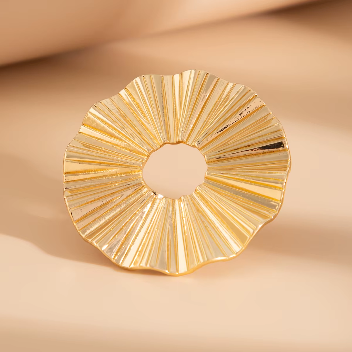 Designer Geometric Fan-Shaped Feather Metal Big Ring for Women Trendy Lady Party Imitated Pearl Finger Ring Fashion Jewelry Gift